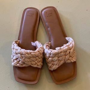 NWOT weave flat slides.
